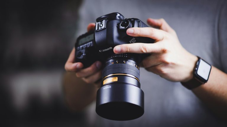 Фотограф настраивает камеру