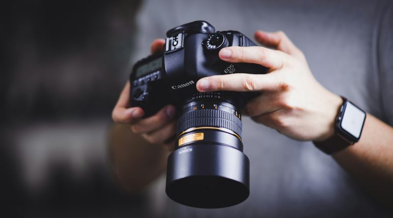Фотограф настраивает камеру